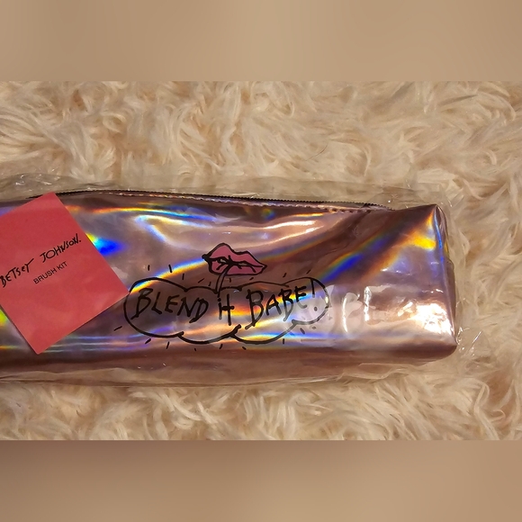 Betsey Johnson 6 piece blend it babe makeup brush set! - Picture 7 of 8